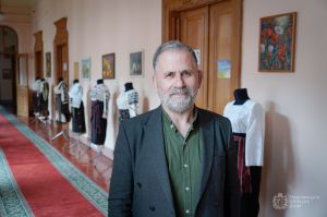 У Чернівецькій обласній раді триває виставка вишиванок